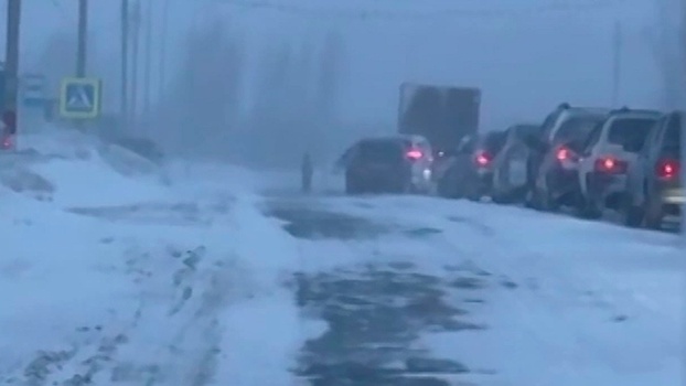 Обильные снегопады и метели парализовали движение в некоторых регионах РФ
