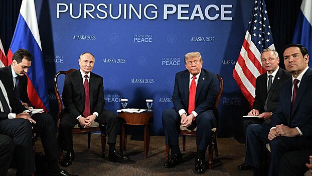 В России начали продавать футболки с фото Путина и Трампа на Аляске