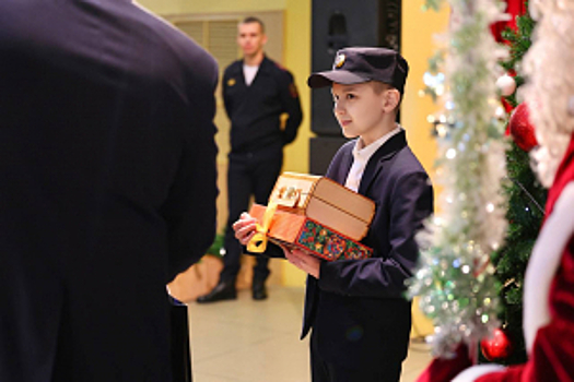 Заместитель начальника донского главка МВД осуществил новогоднюю мечту ростовского школьника