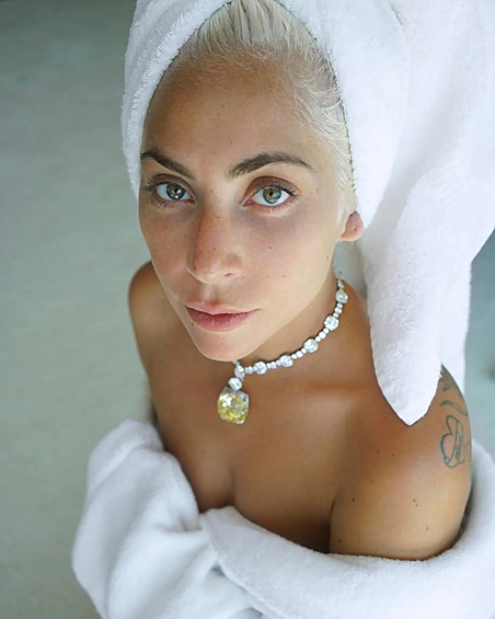 Леди Гага без украшательств и обычного для нее эпатажа стала будто намного милее и свежее.