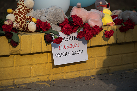 Омичи приносят цветы в память о погибших в казанской школе