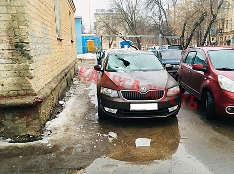 Сосульки сделали инвалидами еще две машины