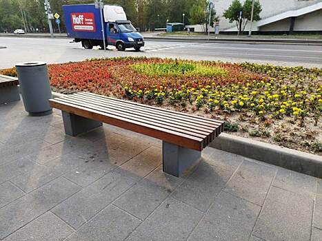 Коммунальные службы установили скамейку возле подъезда дома на улице Руднёвка