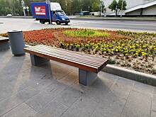 Коммунальные службы установили скамейку возле подъезда дома на улице Руднёвка