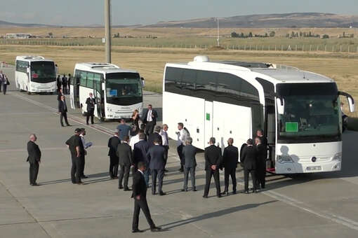 ФСБ показала, как привезенные для обмена люди садятся в автобус в Анкаре