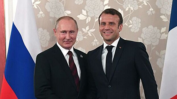Путин поздравил Макрона с Днем взятия Бастилии