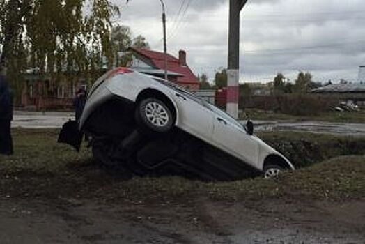 Chevrolet Lanos провалился в яму на Театральной площади в Ростове