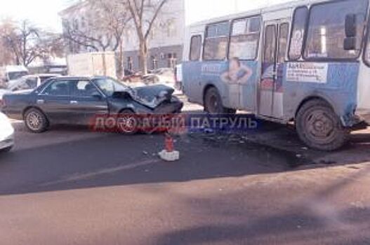 В центре Уфы Toyota врезалась в пассажирский автобус, двое пострадали