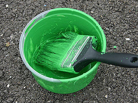 В Тбилиси облили краской памятник Алиеву