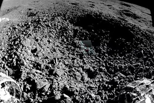 В кратере на обратной стороне Луны найдено неизвестное вещество