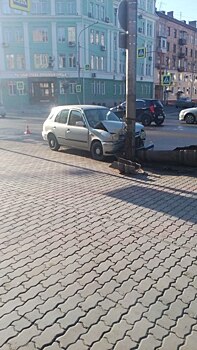 Легковушка впечаталась в столб напротив дверей Минфина в Красноярске