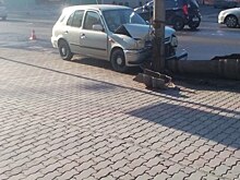 Легковушка впечаталась в столб напротив дверей Минфина в Красноярске