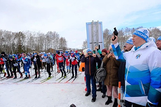 Новосибирский губернатор поприветствовал тысячи участников "Лыжни России"