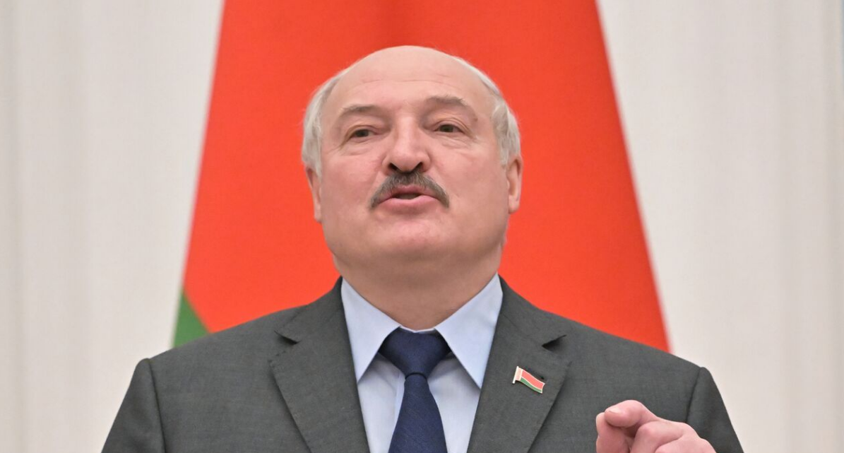 Лукашенко призвал женщин научиться владеть оружием