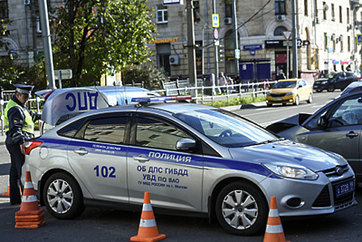 Автомобиль наехал на мачту городского освещения на юге Москвы