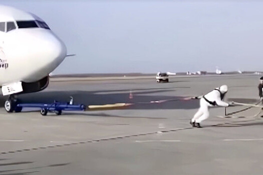 Самый сильный человек России сдвинул 36-тонный самолет