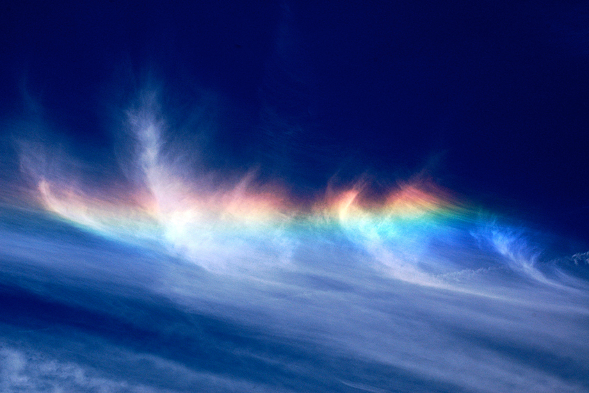 Огненная радуга. Этот оптический эффект появляется из-за преломления света в мелких льдинках, которые являются частью перистых облаков. Эти ледяные кристаллики должны располагаться горизонтально, а Солнце должно находиться выше 58 градусов над горизонтом.