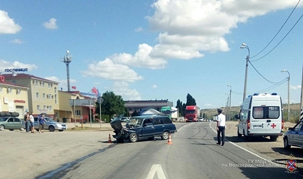 Под Волгоградом в ДТП с КамАЗом пострадал 65-летний водитель ВАЗа