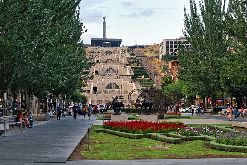 Столица Армении, красивейший город Ереван,  имеет многовековую историю – согласно клинописной надписи урартского царя Аргишти, он был построен в 782 году до нашей эры, что свидетельствует о том, что Ереван старше Рима!  Тем, кто впервые в Ереване, рекомендуем посетить его центр, известный своими уникальными шедеврами архитектуры, уютными кафе, ресторанами и красивыми парками. Сердце столицы образует площадь Республики, обрамленной важными зданиями, такие как Музей истории Армении и Дом правительства.  Если перейти дорогу от площади, вы попадете на Северный проспект . Это самая современная и элитная часть столицы с модными бутиками и магазинами, офисными зданиями и роскошными отелями. Проспект ведет к еще одной обязательной для посещения достопримечательности Еревана – Театру оперы и балета.