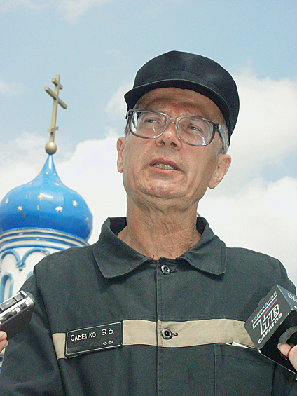 В июле 2010-го Лимонов возглавил партию "Другая Россия". Он занимался организацией протестных акций, отсидел в тюрьме, выдвигал свою кандидатуру на выборы президента РФ.