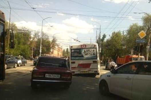 В Саратове на День Победы образовался "праздничный" транспортный коллапс