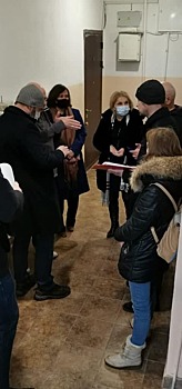 Ход капитального ремонта проверили депутаты и жители дома на Охотничьей