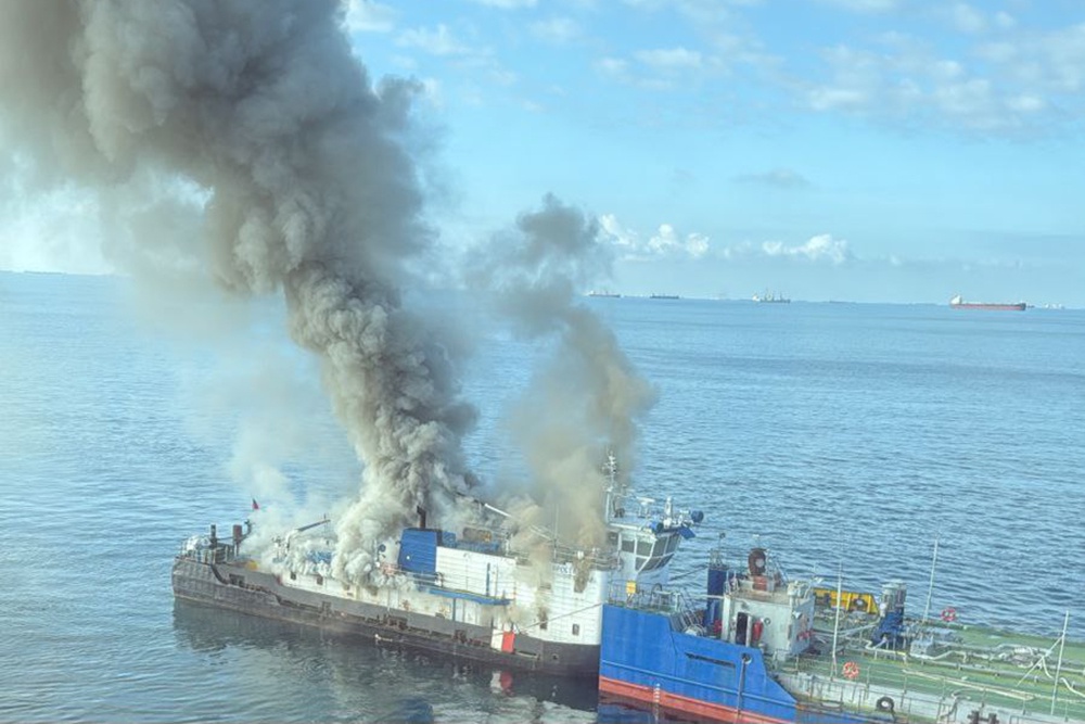 В порту Кавказ у Крымского моста загорелся буксир