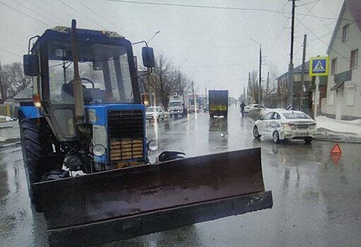 Женщина попала в больницу после столкновения трактора и такси в Энгельсе