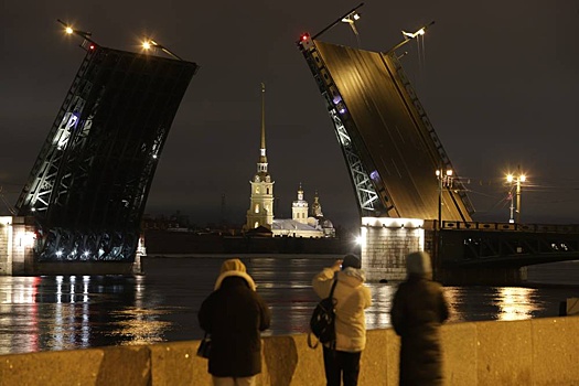 В Петербурге начнут разводить мосты. Что нужно знать туристу