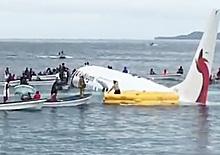 Пассажирский Boeing ушел под воду при посадке