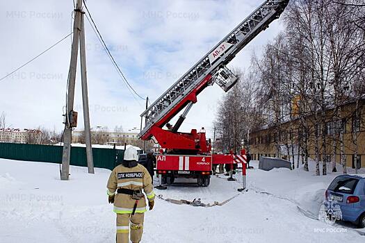 Спасатели Ноябрьска провели учения по ликвидации пожара в двухэтажном доме