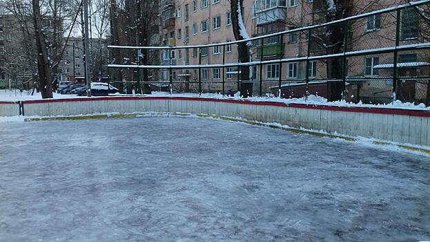 За состоянием льда на шести дворовых катках ежедневно следят в Вологде