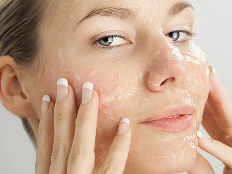 Полезно ли мазать лицо вазелином