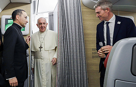На борту с Папой Римским: что говорят и едят в самолете понтифика