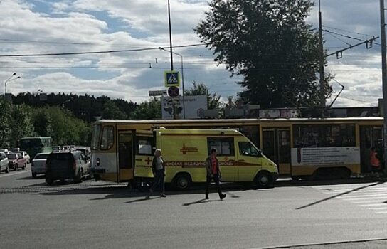 «Шла прямо под него»: в Екатеринбурге школьница попала под трамвай