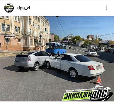Prius и Cedric столкнулись на центральной улице Владивостока