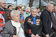 В Оренбурге возложили цветы к памятнику «Детям войны»
