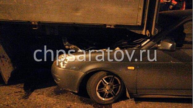 В Энгельсе водитель легковушки влетел под грузовик, четверо пострадавших