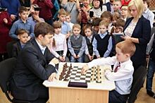 Гроссмейстер Сергей Карякин сыграл с салдинскими школьниками
