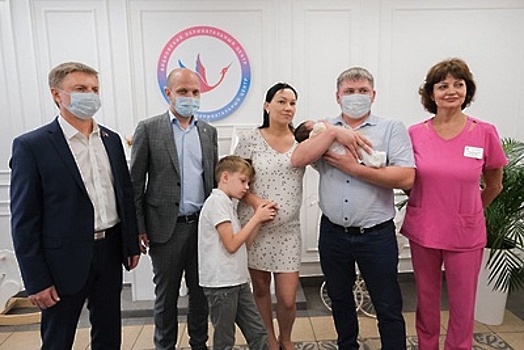 Абаренов поздравил родителей 50‑тысячного ребенка в Видновском перинатальном центре