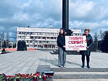 Ленинградцы продолжают возлагать цветы в память о жертвах теракта в Подмосковье