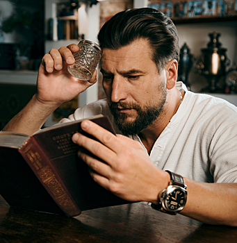 Александр Устюгов: «Хожу со стаканом яблочного сока вместо виски, не получая от этого удовольствия и обманывая всех»