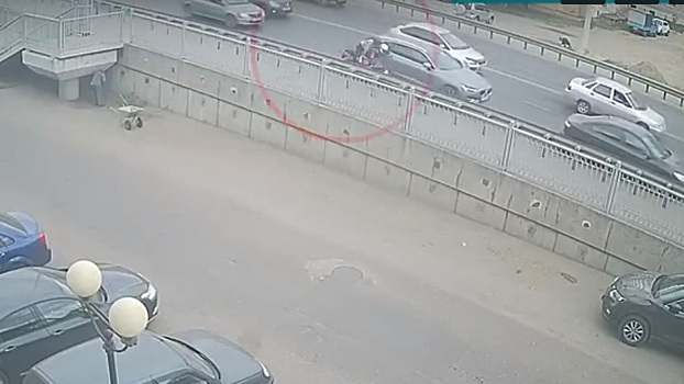 Поспешил: мотоциклист на скорости влетел в легковушку на мосту 800-летия в Вологде