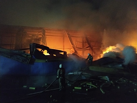 В Екатеринбурге огонь уничтожил большой склад с бытовой химией
