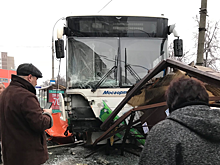 Автобус врезался в остановку в Москве