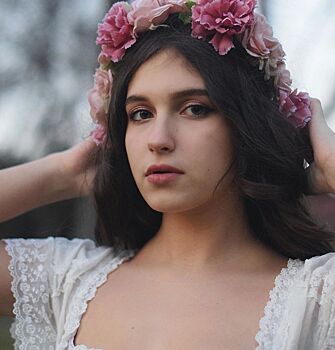 Женственность и красота: 18-летняя дочь Климовой в стильном наряде прокатилась по Москве-реке