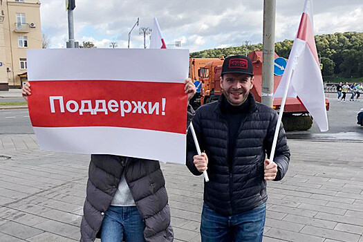 В Москве задержали спортивных болельщиков с оппозиционными флагами Беларуси. Полицейские подумали, что они устроили митинг