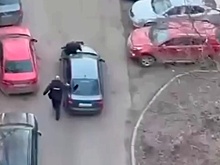 В Москве пьяный водитель пытался уехать с места ДТП с полицейским на капоте