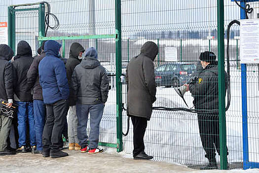 Суды Петербурга постановили выдворить еще 13 мигрантов после массовых задержаний