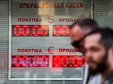 Рубль вечером продолжил рост к доллару и евро